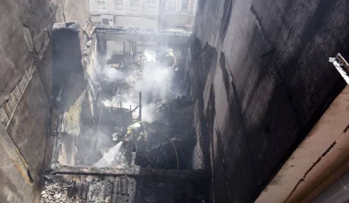 Beşiktaş’ta Tarihi Bina Yangında Kül Oldu