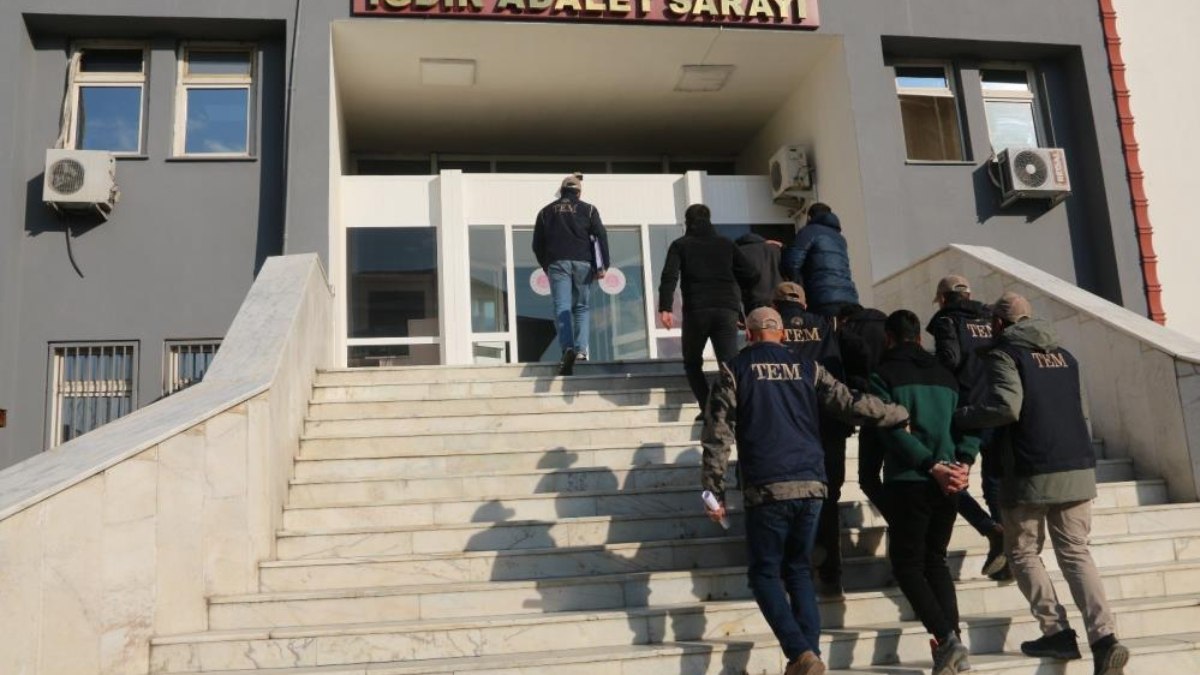 AK Parti binasına saldıran 3 kişiden 2’si tutuklandı