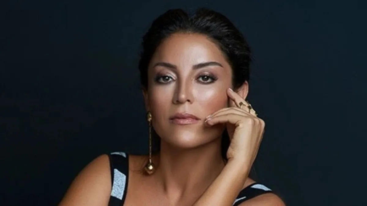 54 yaşında genç kızlara taş çıkarttı! Aşkın Nur Yengi’nin sahne kıyafeti olay oldu!