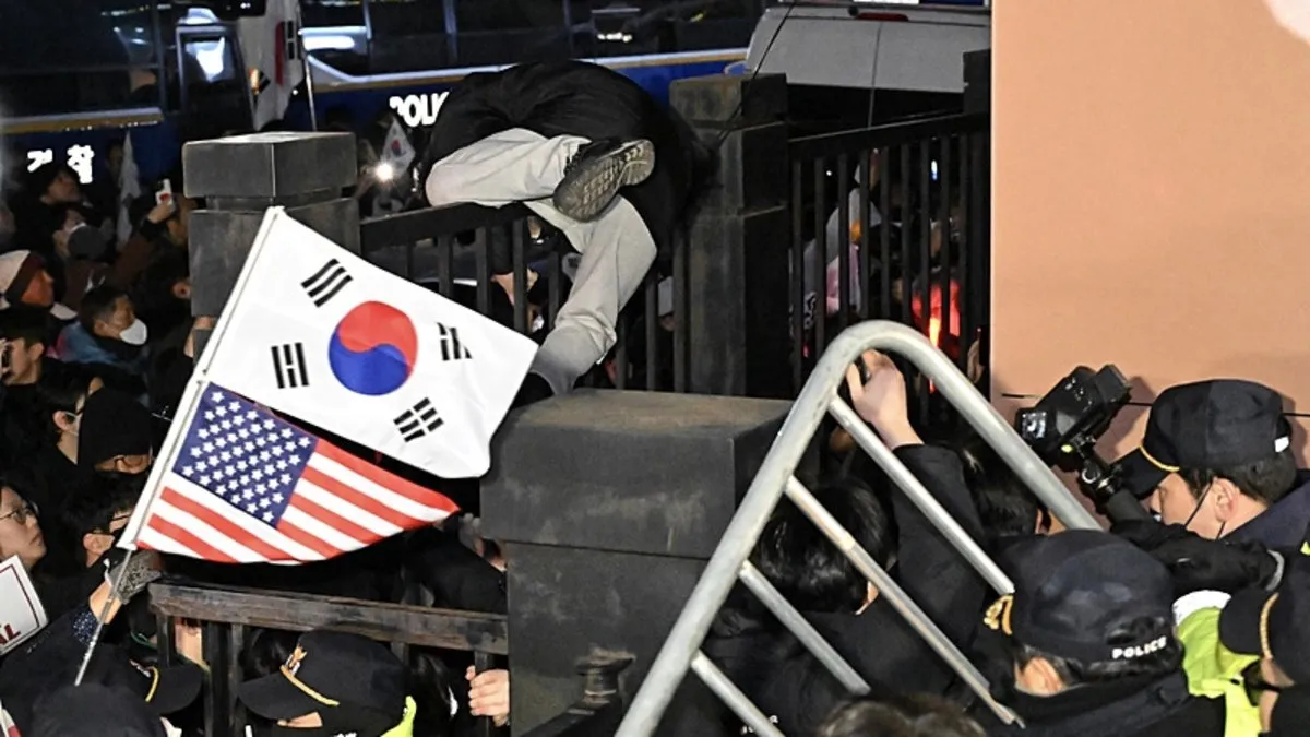 Güney Kore’de göstericiler mahkemeyi bastı: Eski devlet başkanı resmen tutuklandı
