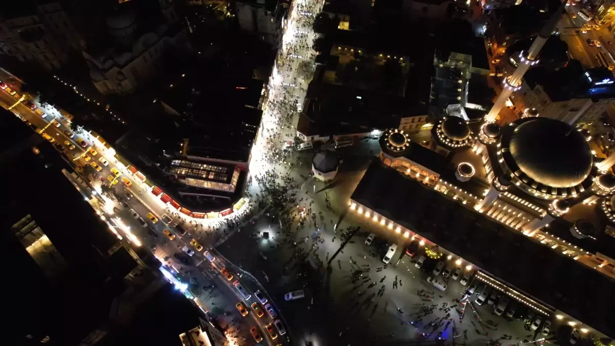 İstanbul’da yılbaşı kutlamaları Taksim Meydanı’nda coşkuyla gerçekleşti
