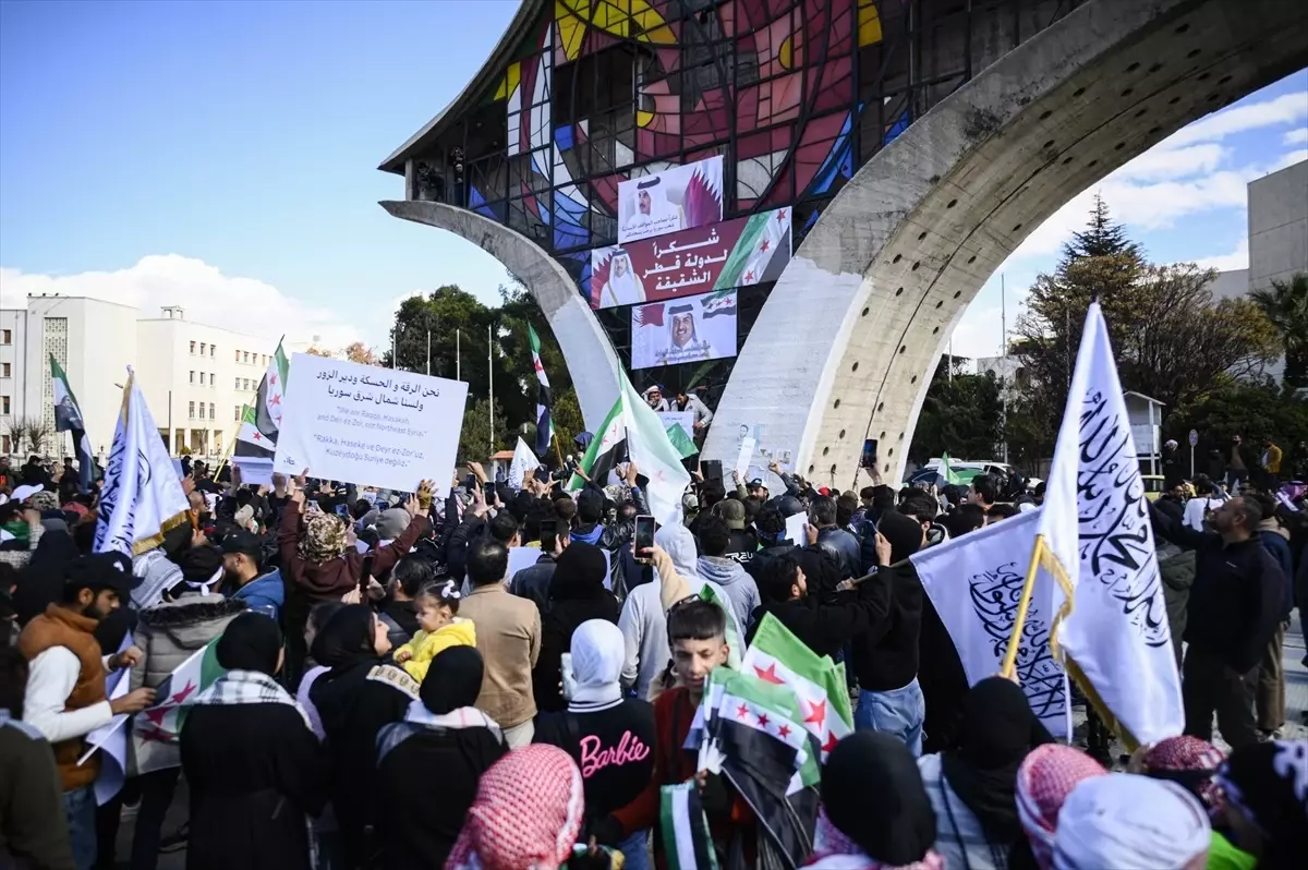 Suriye’nin başkenti Şam’da terör örgütü PKK/YPG’ye karşı protesto gösterisi düzenlendi