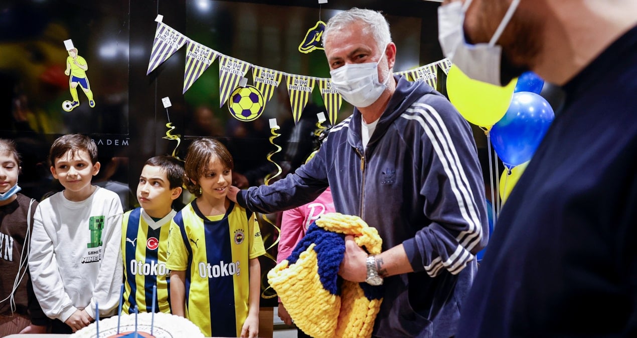 Mourinho’dan minik çocuklara moral ziyareti