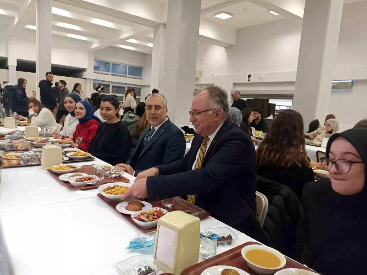 Bakan Işıkhan İftarında Öğrencilerle Buluştu