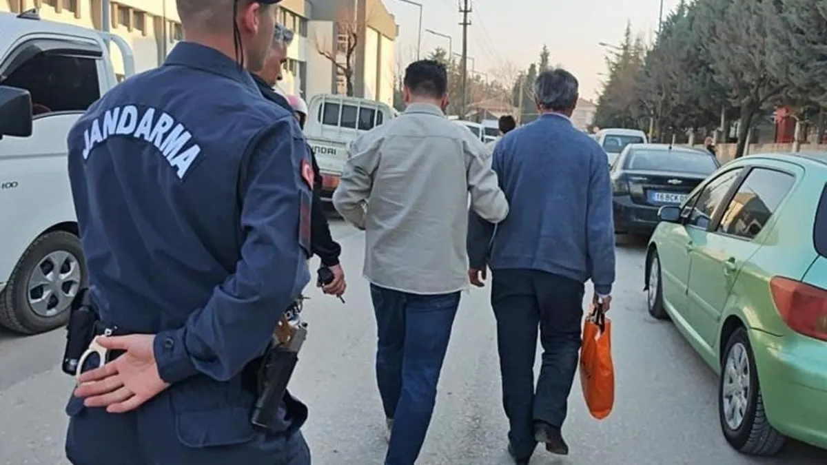 Boşanma aşamasındaki eşini tabancayla kovaladı