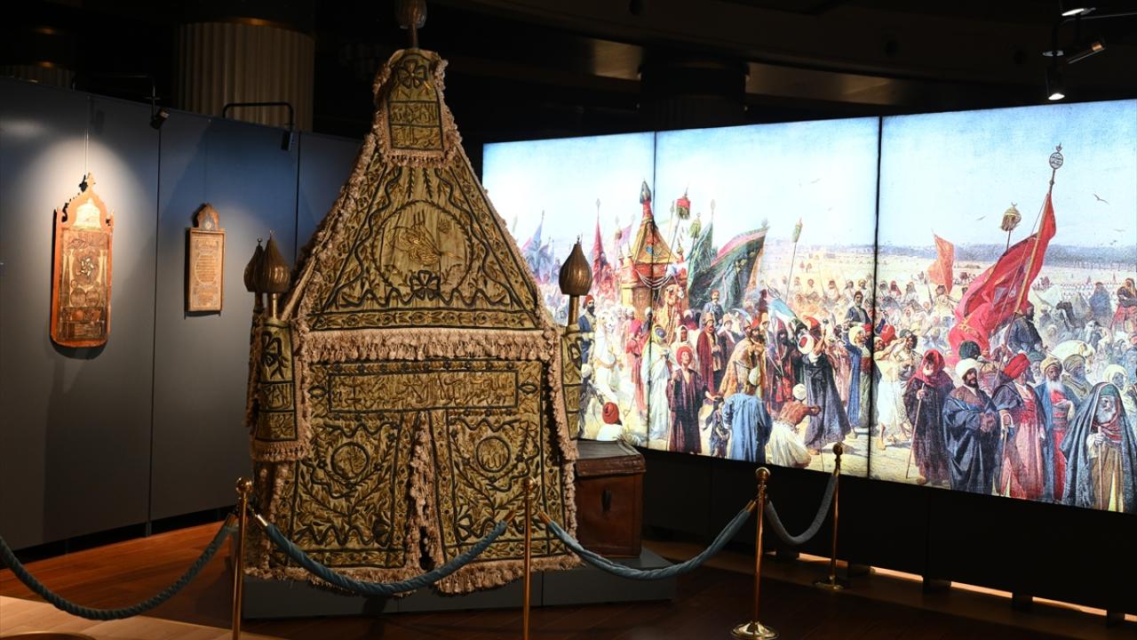 “Kabe Yolunda: Mukaddes Yolculuk Hatıraları Sergisi” ziyarete açıldı