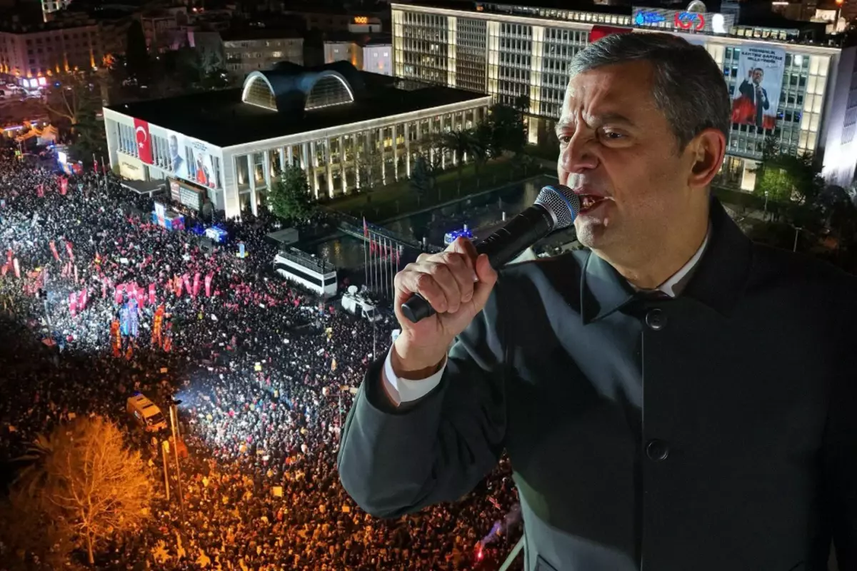 Saraçhane’de sigara dumanını biber gazı sanan kalabalığı Özgür Özel sakinleştirdi