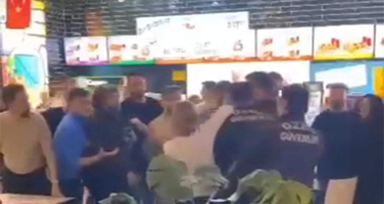 AVM’deki kavgada tekmeler yumruklar havada uçuştu