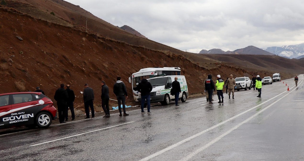 İşçi servisi toprak yığınına çarptı; 1 ölü, 11 yaralı