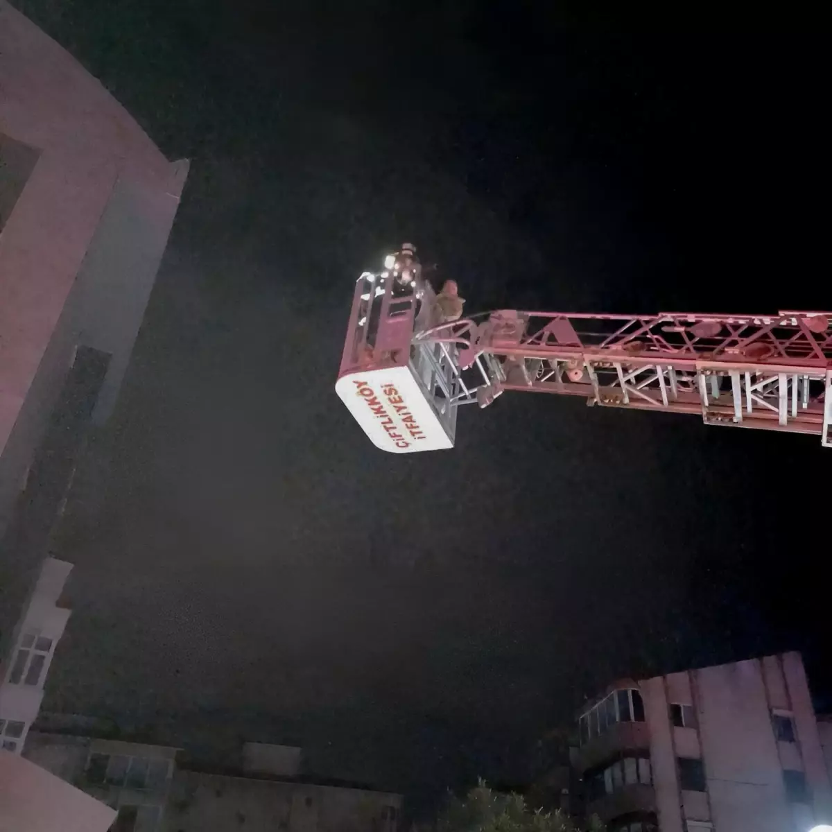 Yalova’da Apartman Yangınında 7 Kişi Kurtarıldı